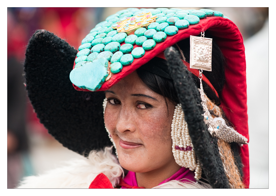 Femme cobra portant son traditionnel Perak