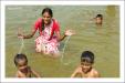 Bonheur en famille dans le Gange